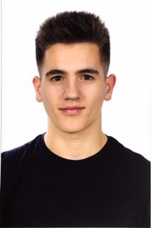 Estudiante de ingeniería, ayudando a estudiantes de bachillerato