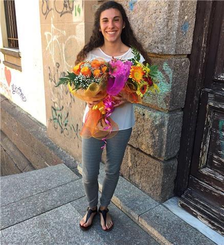 studentessa con certificato FIRST
