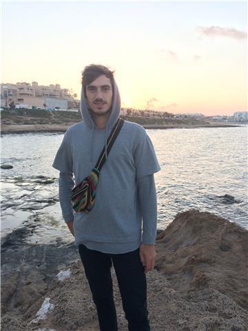 Joven con buen nivel de ingles y titulación demostrable, con ganas de enseñar y práctica en campamentos y clases particulares. además experiencia con gente nativa