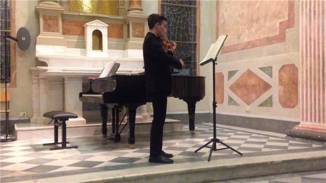 Violinista diplomato offre lezioni di strumento per lo sviluppo della tecnica e della musicalità