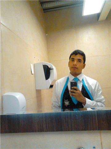 ing. que enseña áreas de ciencias como matemáticas, química, física y ingles básico