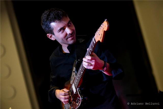Chitarrista e bassista professionista impartisce lezioni private di chitarra a Roma e Perugia