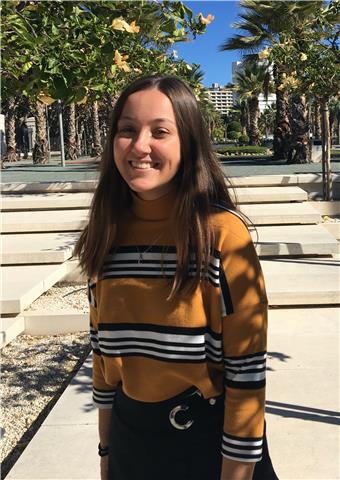 Estudiante de ade+derecho da clase para alumnos y alumnas de colegio o instituto