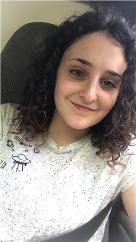 Soy Laia y soy estudiante de carrera. Mi nivel de inglés es de CAE pero me siento más cómoda enseñado hasta nivel de first. Ya he sido profesora antes