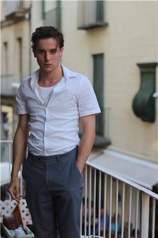 Inglés y francés nativos. disponibilidad completa para todo aquel o aquella que tenga ganas de empezar uno de estos idiomas