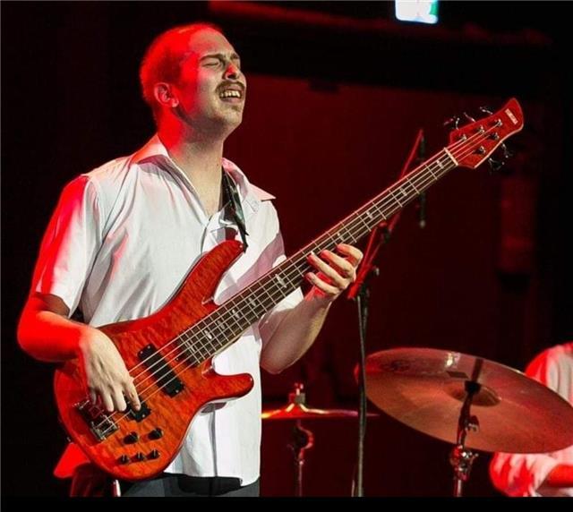 Laureato a pieni voti presso il conservatorio santa cecilia propone lezioni multistilistiche di basso elettrico