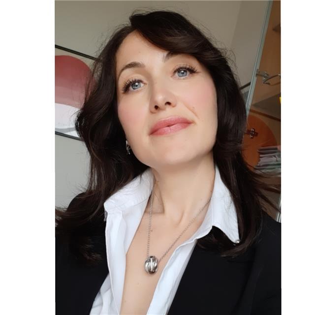 Laureata offre lezioni private di italiano ad alunni di scuole medie e superiori e a stranieri che hanno necessità di imparare o perfezionare la lingua italiana.Le lezioni si svolgeranno con la modalità  on line  o a domicilio per le persone residenti ne