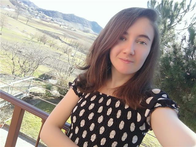 Ragazza impartisce lezioni di latino e greco