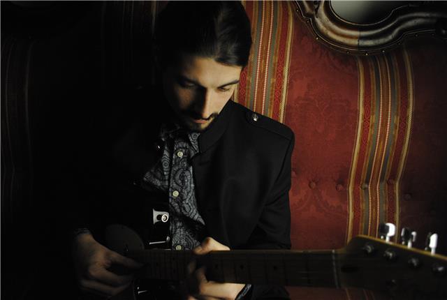 Chitarrista professionista diplomato CPM (Centro Professione Musica), offro lezioni di chitarra elettrica ed acustica (ambito contemporaneo), teoria, armonia, lettura e comprensione di un testo musicale