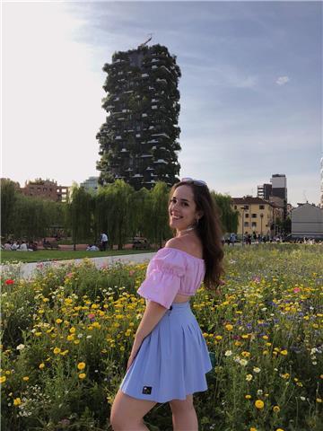 Studentessa offre ripetizioni a ragazzi del liceo in varie materie