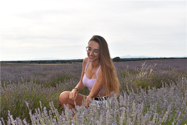 Soy una chica de 19 años, tengo cursado el bachillerato científico, por lo que tengo conocimientos sobre matemáticas. además estoy cursando educación infantil, por lo que también tengo estrategias para las explicaciones a los pequeños