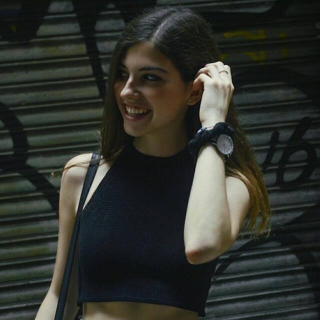 Profesora de catalán imparte clases de lengua catalana y literatura de nivel eso y bachillerato