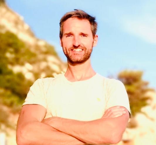 Professeur de yoga originaire d'Ecosse, Royaume-Uni, enseignant des cours privés ou en groupe en anglais ou en français. En studio, à la maison, à l'extérieur ou en ligne (Zoom)