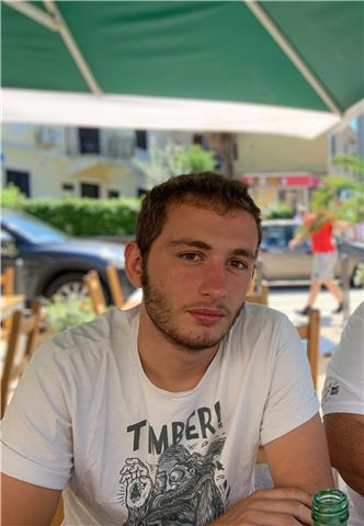 Studente vissuto in Francia per un anno, ottima preparazione di base e buona abilità di conversazione in lingua