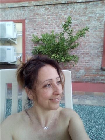 Insegnante del bel canto, diplomata al conservatorio di Livorno, lavoro attualmente in una scuola di muscal