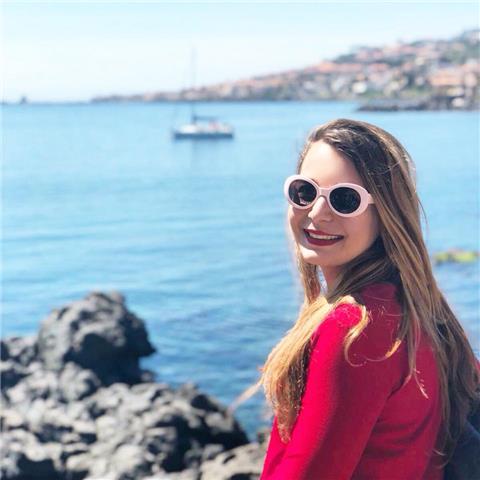 Sono una studentessa universitaria, diplomata presso il liceo scientifico che accompagna i ragazzi nello studio da almeno 6 anni. mi approccio con studenti di diverse età, scuole medie, superiori e talvolta universitari. 
 ma titoli, titoloni, diplomi e c