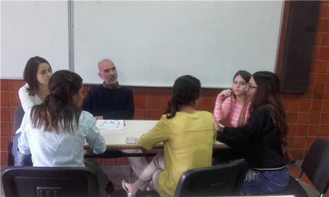 Ayudo a estudiantes de secundaria a aprender y aprobar matemáticas y física