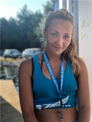 Laureata in mediazione linguistica di spagnolo e inglese, con diploma superiore di lingua francese