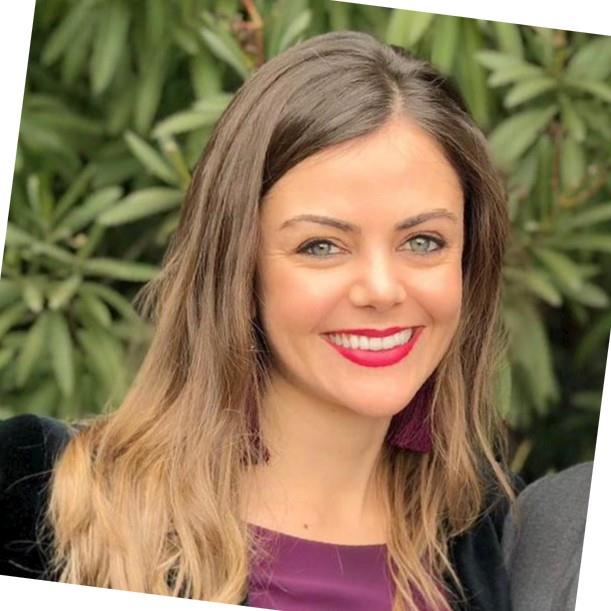 Profesor de apoyo escolar de comunicación y marketing