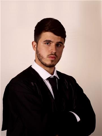 Joven maestro de educación primaria, deportista profesional y titulado en idiomas