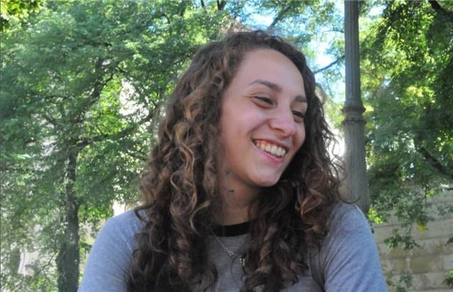 Studentessa universitaria che ha frequentato il liceo musicale e che continua il suo percorso in conservatorio
