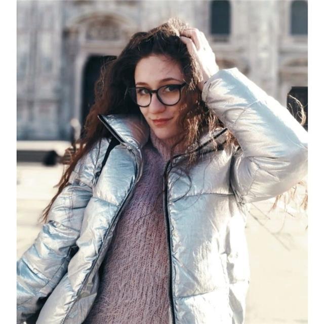 Studentessa di liceo linguistico da aiuto per compiti