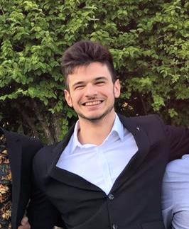 Ragazzo con la passione per lo spagnolo con una certificazione DELE C1