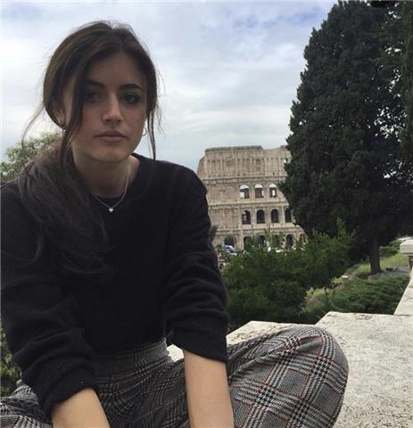 Diplomata in lingue e studentessa presso Università di Lingue