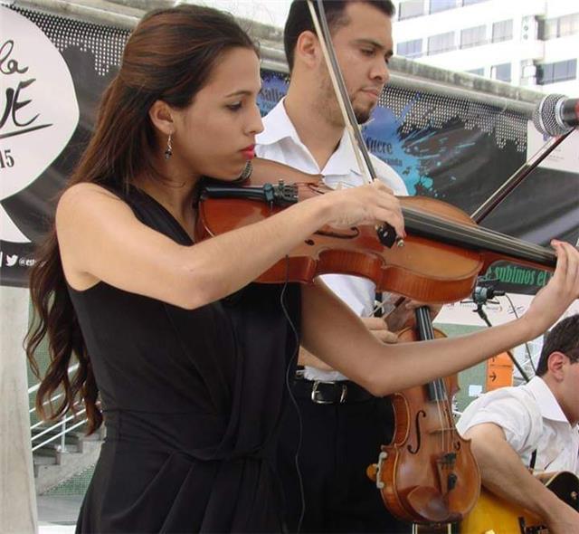 Profesora de música materias violín canto y teclado