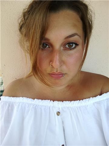 Studentessa fa da aiuto-compiti e impartisce ripetizioni per materie umanistiche