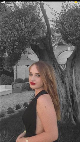 giovane studentessa madrelingua italiana