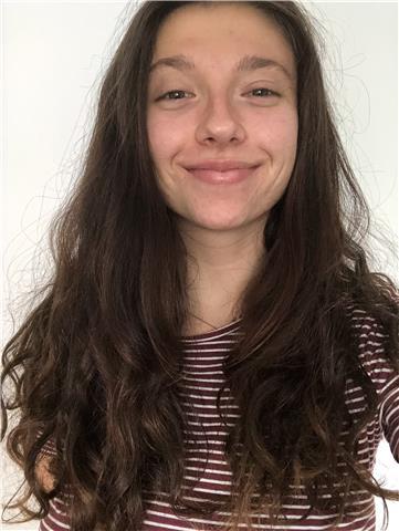 Profesora de francés imparte clases a personas de todas las edades