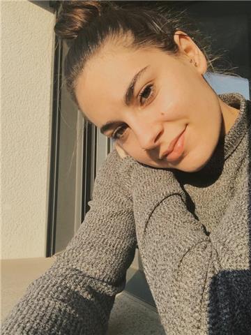 Graduada en educación primaria imparte clases de todas las materias a nivel de primaria y eso