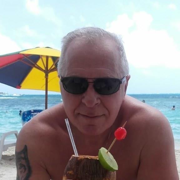 Maestro de Español en línea. Versado en el idioma. Gran lector