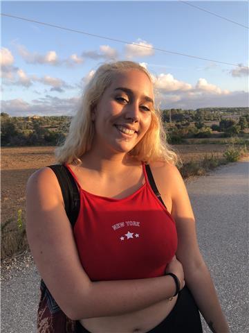 Soy una persona que siempre se le han dado bien las matemáticas y explicarlas a las demás personas. daría clases a niños de 1r de primaria a 2n de la eso