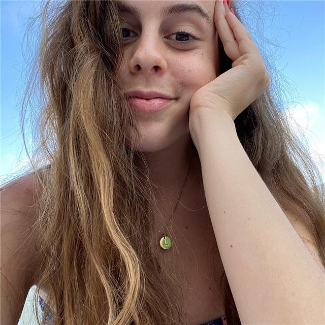 Profesora de apoyo escolar, con el bachillerato aprobado, titulo de inglés cae, y estudiando en la universidad