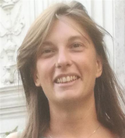 Insegnante di grafica e web design impartisce lezioni sui programmi adobe per la realizzazione di prodotti grafici e siti web