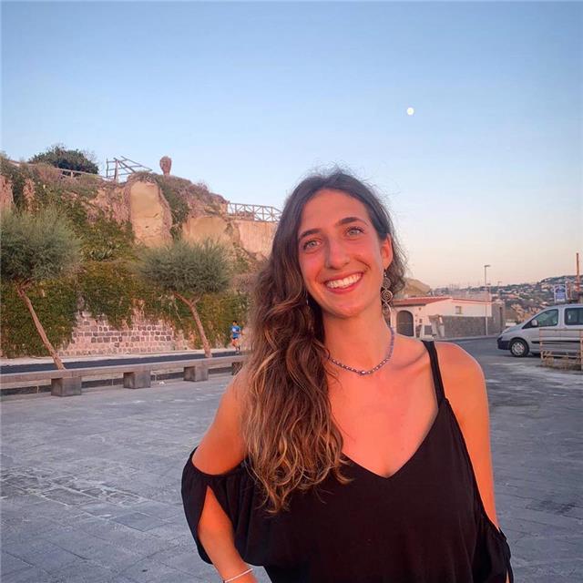 Offro lezioni private ad alunne/i di ogni età.
Sono particolarmente competente in latino e materie umanistiche, nonché matematica per le scuole medie.
Sono al quinto anno di giurisprudenza e per tanto offro ripetizioni anche di diritto