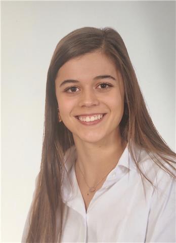 Soy estudiante de magisterio. doy clases particulares, principalmente de inglés.puedo recoger a niños del colegio y cuidarles