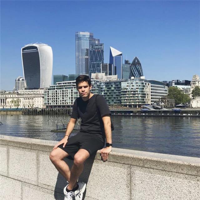 Sono un ragazzo di 23 che ha vissuto e studiato a Londra per 3 anni. 
In questi anni passati nella capitale del Regno Unito ho avuto modo di imparare la lingua anche dando lezioni private di inglese per arrotondare lo stipendio