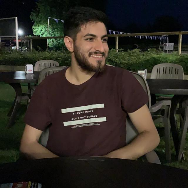 Ragazzo di 22 anni. Studio e lavoro. Studio inglese da quando sono piccolo ovviamente a scuola. Ho vissuto e lavorato a Londra e li ho lavorato e fatto un corso di inglese. Sono ottimo per ripetizioni per bambini delle elementari e ragazzi delle medie o p