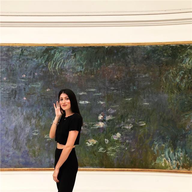 Ragazza impartisce ripetizioni a ragazzi di elementari/medie/superiori