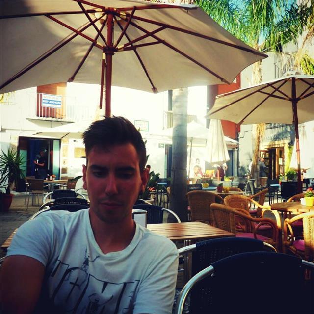 Estudiante de arquitectura con aptitudes en distintas materias, todas ellas indispensables en el ejercicio profesional como arquitecto: matemáticas, física, química, dibujo técnico