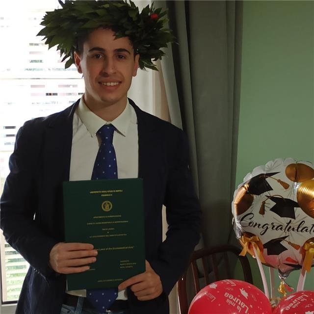 Laureato in giurisprudenza e diplomato presso il liceo scientifico con il massimo dei voti offro ripetizioni e aiuto tesi per studenti universitari e aiuto compiti per studenti liceali, elementari e medie su tutte le materie