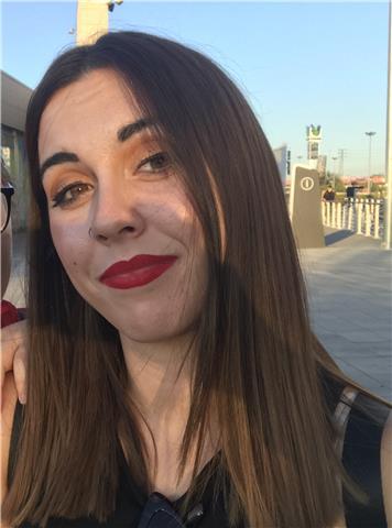 Estudiante da clases de lengua castellana y literatura de un modo fácil de aprender