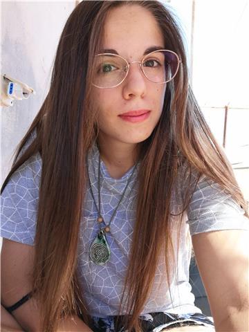 Offro la mia disponibilità per aiutare bambini e ragazzi a studiare Italiano, Biologia e Inglese. Ho tanta energia positiva da dare, ma soprattutto tanta passione!