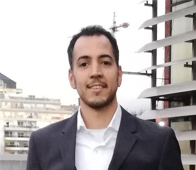 Licenciado y Profesor en Psicología realiza Psicodiagnósticos y procesos de Orientación Vocacional. Además da clases y talleres, y