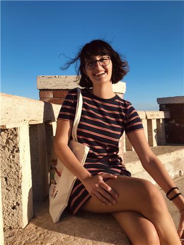 Studentessa di psicologia impartisce lezioni di italiano per studenti delle medie e del liceo