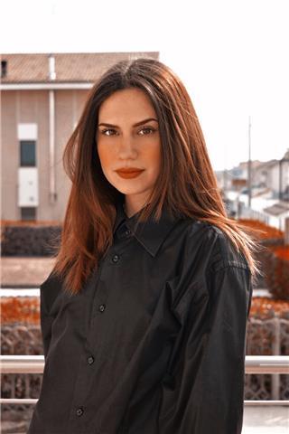 Una ragazza amante della musica e con eccellenti voti al liceo musicale è volenterosa di insegnare dalle basi il linguaggio musicale, la lettura delle note, solfeggio e armonia. Hai difficoltà nel capire la musica? Non ti preoccupare, proveremo insieme a 