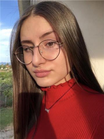 studentessa offre ripetizioni di inglese e matematica